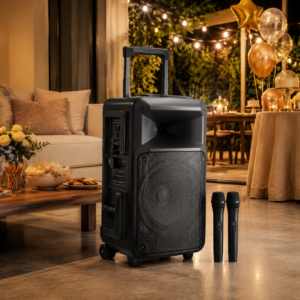 Speaker portable dengan dua mikrofon untuk acara keluarga di rumah.